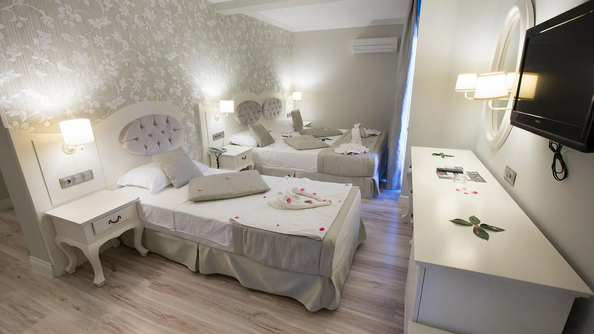 Pinehill Hotel & Suites Oludeniz 3*,
